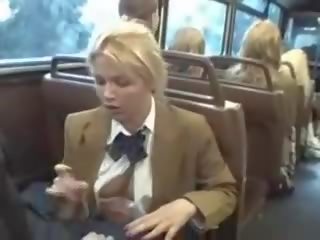 Blondine kindje zuigen aziatisch lads johnson op de bus