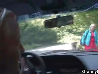 Vecchio prostituta prende inchiodato in il auto da un sconosciuto